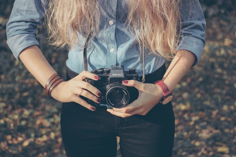 photographe-VENANSON-min_hand-person-girl-woman-camera-photography-614-pxhere.com